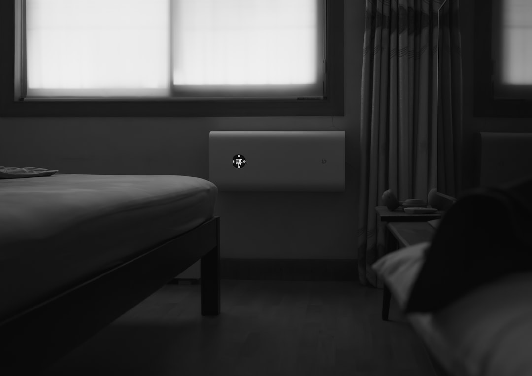 Suite hotel cinque stelle con illuminazione drammatica — arredo hospitality premium