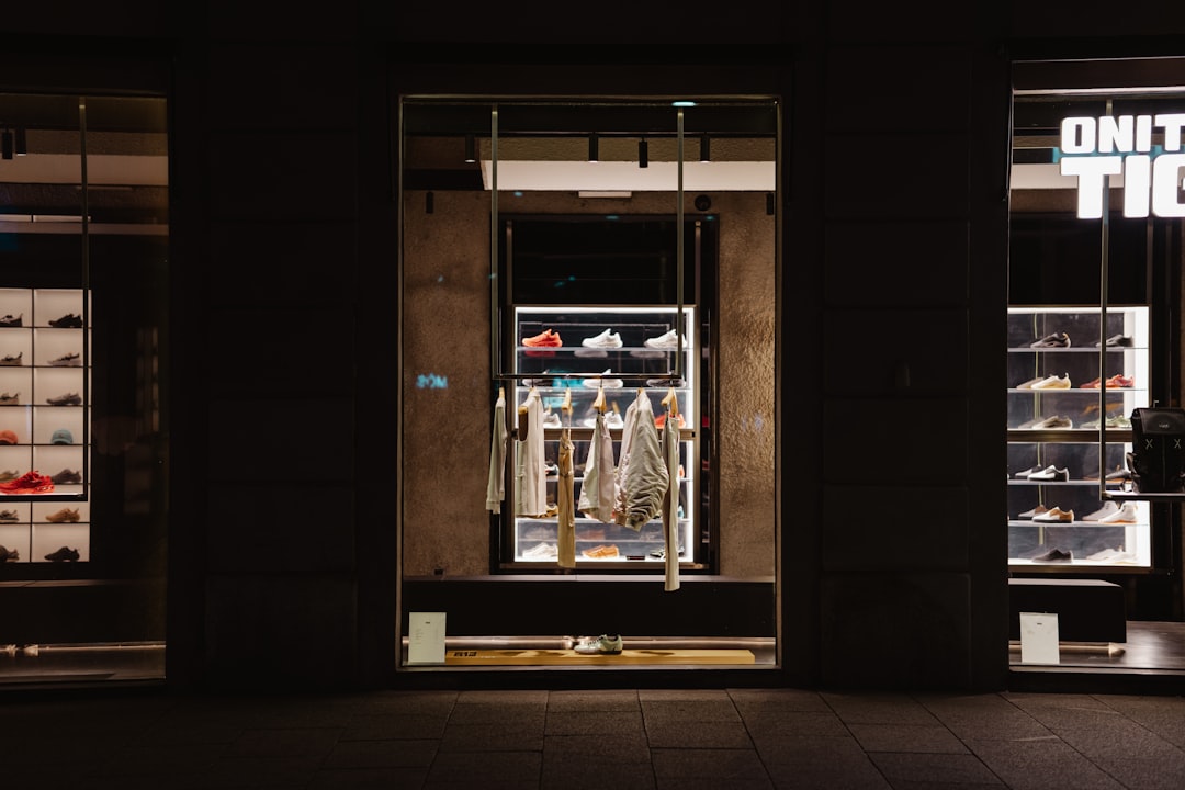 Progetto retail luxury — arredo contract per flagship store di lusso